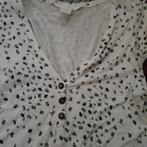 H&M Mama Women's Maternity Size S Short Flutter Sleeve V Neck White Floral Shirt - Picture 3 of 10